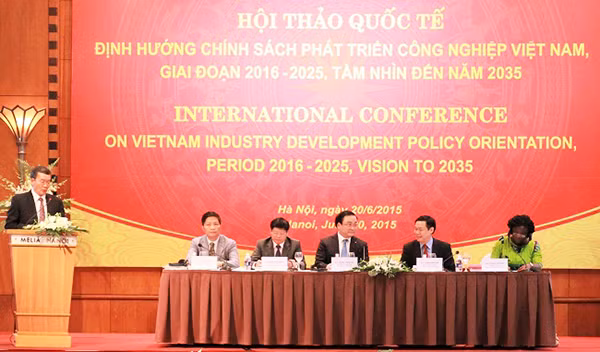 Phó Thủ tướng Hoàng Trung Hải, Trưởng Ban Kinh tế Trung ương Vương Đình Huệ chủ trì Hội thảo.