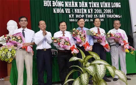 Ông Nguyễn Văn Quang (áo trắng, đứng thứ 3 từ trái qua) giữ chức Chủ tịch UBND tỉnh Vĩnh Long.