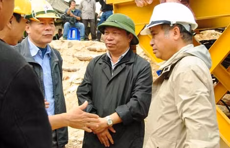 Thiếu tướng Bùi Văn Sơn lắng nghe báo cáo để chỉ đạo công tác cứu hộ tại hiện trường.