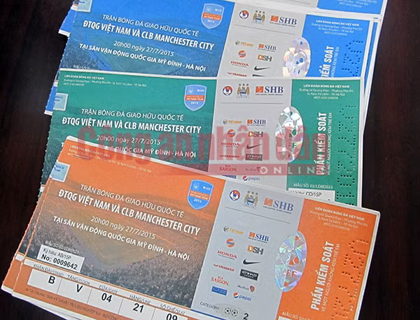 Dân phe vé bán ăn tiền chênh lệnh từ 50 đến 200 nghìn đồng/cặp.