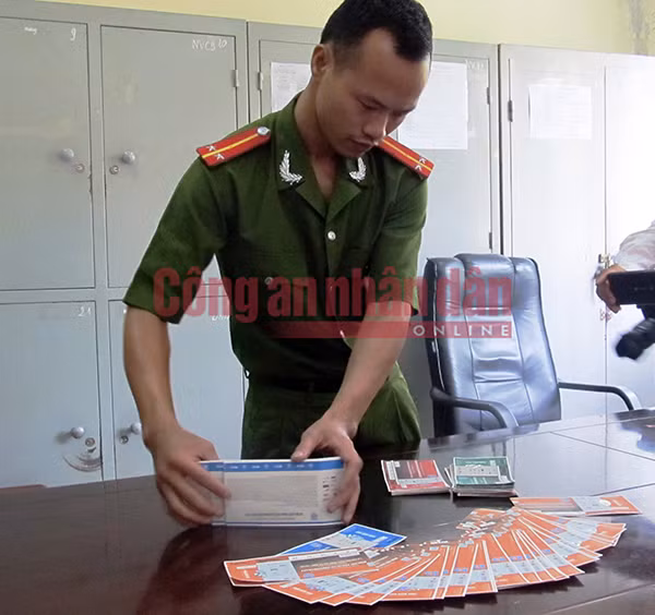 Cơ quan Công an kiểm tra các loại vé trong trận bóng đá.
