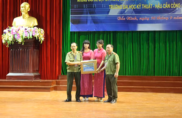Thiếu tướng Hoàng Phước Thuận - Cục trưởng Cục An ninh mạng tặng sách cho Trường Đại học Kỹ thuật - Hậu cần CAND.
