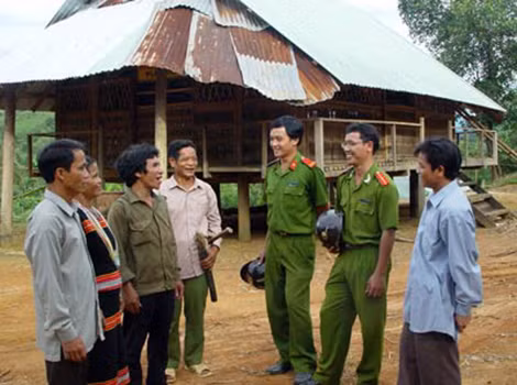 Những chiến sĩ Cảnh sát gắn bó mật thiết với nhân dân. Những chiến sĩ Cảnh sát gắn bó mật thiết với nhân dân.