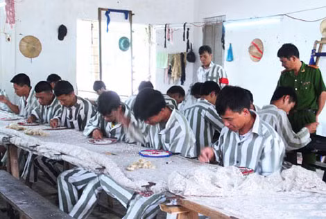 Phạm nhân Trại giam Xuân Hà (Hà Tĩnh) trong một buổi lao động hướng nghiệp. Phạm nhân Trại giam Xuân Hà (Hà Tĩnh) trong một buổi lao động hướng nghiệp.