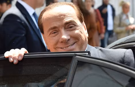 Dù đã 78 tuổi nhưng cựu Thủ tướng Berlusconi trông vẫn rất "phong độ" nhờ phong cách trẻ trung.