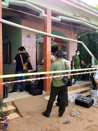 Cơ quan điều tra khám nghiệm hiện trường vụ án cũng là nhà của nạn nhân.