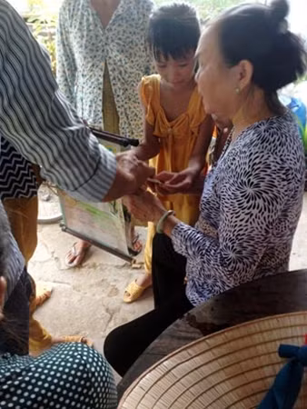 Người thân tìm mãi mới thấy hai tấm lịch có hình hai đứa con nhỏ và tấm ảnh cũ kỹ của người mẹ để làm ảnh thờ.