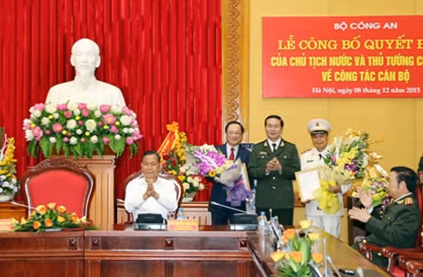 Thừa ủy quyền của Thủ tướng Chính phủ, Đại tướng Trần Đại Quang đã trân trọng trao quyết định của Thủ tướng Chính phủ và tặng hoa chúc mừng hai đồng chí Thứ trưởng Bộ Công an Nguyễn Văn Thành và Phạm Dũng .