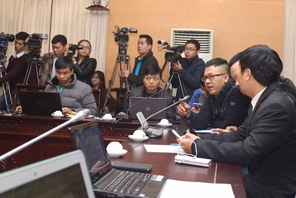 Đông đảo phóng viên báo chí tham dự họp báo, chiều 8-12.