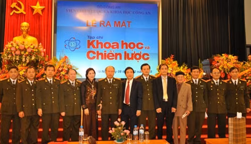 Các đại biểu dự lễ ra mắt Tạp chí Khoa học và Chiến lược.