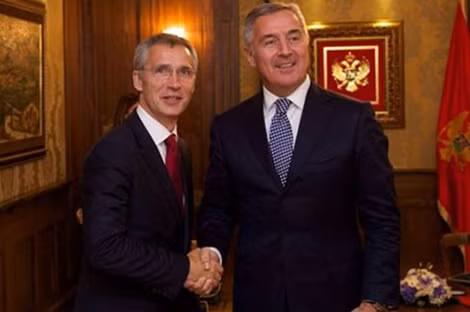 Tổng Thư ký NATO (trái) và Thủ tướng Montenegro Milo Djukanovic.