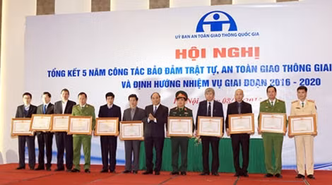 Phó Thủ tướng Nguyễn Xuân Phúc trao bằng khen cho các tập thể, cá nhân có thành tích trong việc đảm bảo TTATGT.