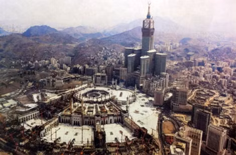 Khối đá lập phương Kaaba ở trung tâm chìm nghỉm trong các khối bêtông của khu phức hợp Abraj-Bait Tower.