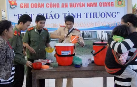 Cán bộ, chiến sỹ Công an huyện Nam Giang phát cháo tình thương cho bệnh nhân.