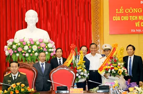 Đồng chí Nguyễn Thái Bình, Uỷ viên TW Đảng, Bộ trưởng Bộ Nội vụ cùng các đại biểu tặng hoa chúc mừng hai đồng chí Thứ trưởng.
