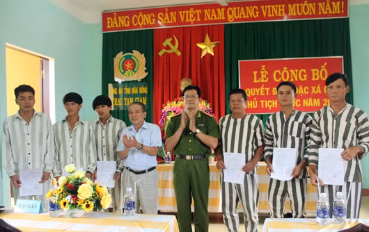 Trao quyết định cho các phạm nhân được đặc xá.