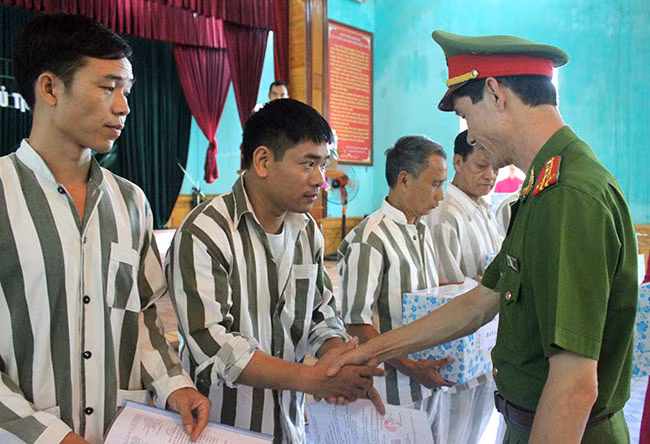 Giám thị trại giam Xuân Nguyên trao quyết định đặc xá cho phạm nhân