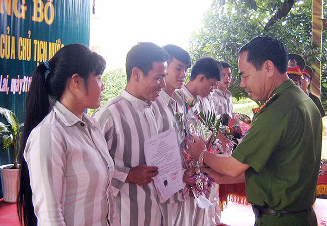Đại tá Nguyễn Đình Ba, Giám thị Trại giam Gia Trung trao quyết định đặc xá cho các phạm nhân.