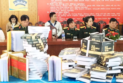 Lễ ra măt 2 cuốn sách.