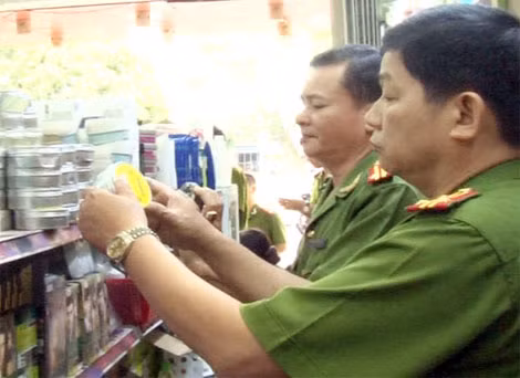 Công an TP Huế kiểm tra cơ sở mỹ phẩm Thúy Hoàng. Công an TP Huế kiểm tra cơ sở mỹ phẩm Thúy Hoàng.