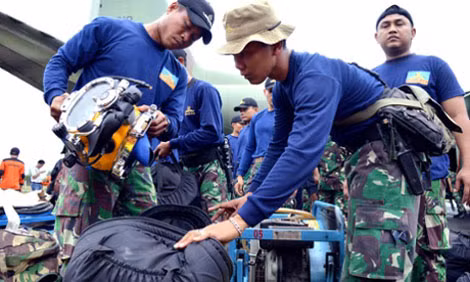Lực lượng hải quân Indonesia tích cực tìm kiếm thi thể các nạn nhân trên máy bay QZ8501. (Ảnh: Reuters) Lực lượng hải quân Indonesia tích cực tìm kiếm thi thể các nạn nhân trên máy bay QZ8501. (Ảnh: Reuters)