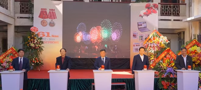 Các đại biểu ấn nút kích hoạt hòa mạng báo Hải Phòng điện tử phiên bản tiếng Anh, tiếng Trung