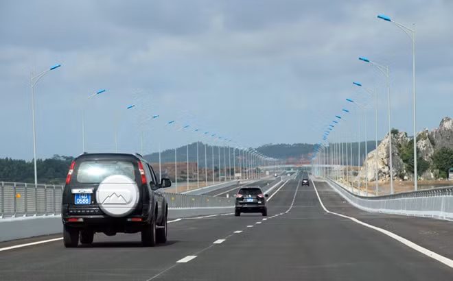 Sau lễ cắt băng khánh thành, cầu Bạch Đằng và đường cao tốc Hải Phòng – Hạ Long chính thức thông xe đưa vào sử dụng