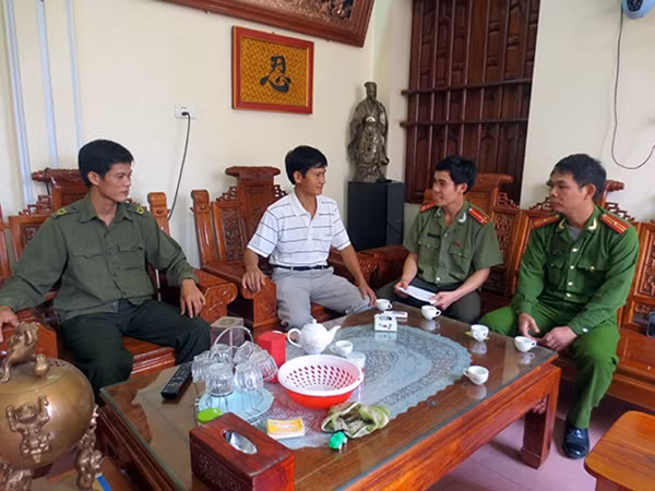 Thượng úy Dương Đình Mạnh (thứ 2 từ phải qua) tuyên truyền chủ cơ sở đúc đồng chấp hành nghiêm pháp luật.