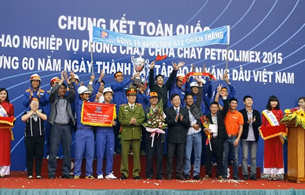 Ban tổ chức trao giải nhất tặng Công ty Xăng dầu B12.
