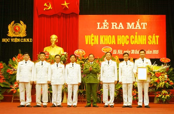 Trung tướng, GS.TS Nguyễn Xuân Yêm, Giám đốc Học viện CSND trao quyết định thành lập tổ chức cơ sở Đảng cho Viện Khoa học Cảnh sát.