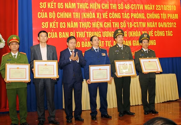 Đồng chí Nguyễn Xuân Đông, Chủ tịch UBND tỉnh Hà Nam trao Bằng khen tặng các cá nhân có thành tích xuất sắc.