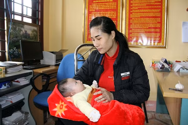 Cháu Nguyễn Linh Đan được bàn giao lại cho gia đình.