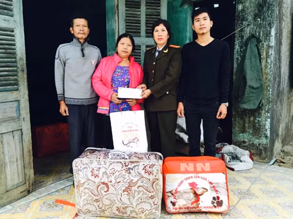 Đại diện Báo CAND trao 30 triệu đồng và vật dụng sinh hoạt cho gia đình ông Nguyễn Đình Hiệp.