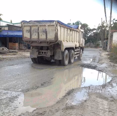 Xe ben chở đá quá quy định, không phủ bạt kín từ mỏ đá ra quốc lộ 1K.