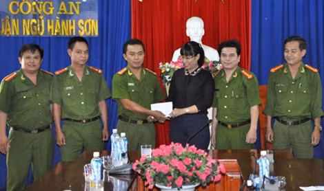 Lãnh đạo và các trinh sát của Công an quận Sơn Trà Đà Năng được nhận giấy khen vì có thành tích phá nhanh vụ cướp giật tài sản của phụ nữ đi đường.