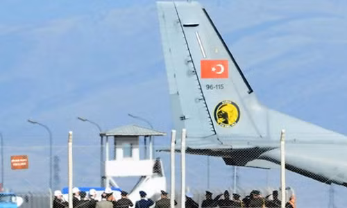 Thi thể cơ trưởng chiếc Su-24 bị bắn hạ được đưa về sân bay Hatay hôm nay. Ảnh:Reuters