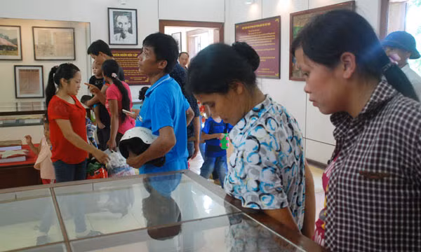 Đông đảo người dân đến thăm Khu di tích Tân Trào.
