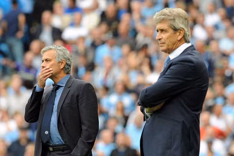 Mourinho (trái) và các cầu thủ Chelsea đã trải qua 90 phút lấm lem trắng bụng.