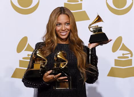 Nữ ca sĩ Beyonce nhận giải Trình diễn giọng nữ R&B xuất sắc nhất và Bài hát R&B xuất sắc nhất với ca khúc "Drunk in love" tại sân khấu Grammy lần thứ 57 ngày 8/2 vừa qua tại Los Angeles, California. Ảnh: Reuters.