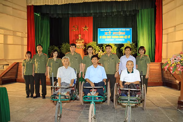 Hoạt động thăm hỏi, động viên các thương bệnh binh được lực lượng CAND tổ chức thường xuyên hằng năm.
