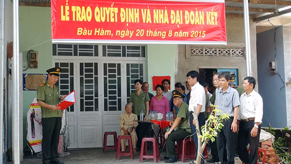 Đại diện Công an huyện Trảng Bom đọc quyết định trao nhà Đại đoàn kết cho một gia đình. Đại diện Công an huyện Trảng Bom đọc quyết định trao nhà Đại đoàn kết cho một gia đình.