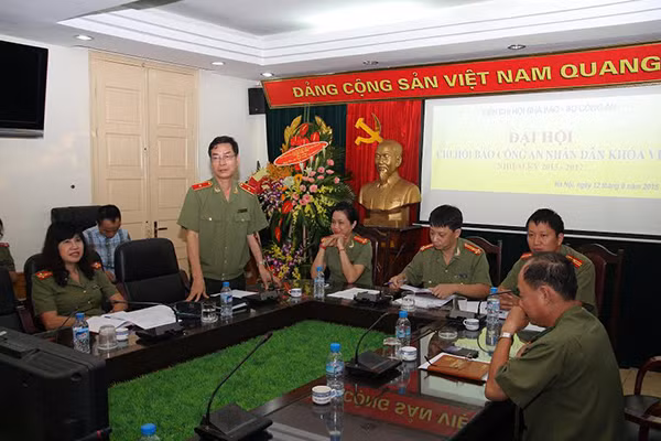 Thiếu tướng Phạm Văn Miên, Tổng Biên tập Báo Công an nhân dân, Chủ tịch Liên Chi hội Nhà báo Bộ Công an phát biểu chỉ đạo Đại hội. Ảnh Việt Hưng.