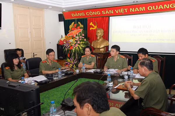 Thiếu tướng Phạm Văn Miên, Tổng Biên tập Báo Công an nhân dân, Chủ tịch Liên Chi hội Nhà báo Bộ Công an cùng các đại biểu dự Đại hội. Ảnh Việt Hưng.
