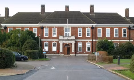 Cơ quan Nghiên cứu Thú y và Sức khỏe Động vật ở Weybridge, Surrey.