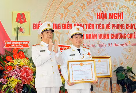 Thứ trưởng Thường trực Đặng Văn Hiếu trao Huân chương cho Thiếu tướng Lê Quốc Trân. Thứ trưởng Thường trực Đặng Văn Hiếu trao Huân chương cho Thiếu tướng Lê Quốc Trân.