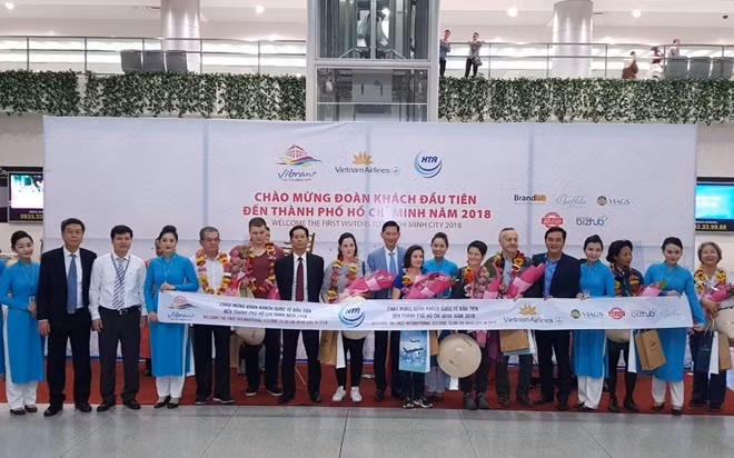 TP.Hồ Chí Minh chào đón đoàn khách quốc tế đầu tiên khi chuyến bay VN10 từ Paris (Pháp) đến TP.Hồ Chí Minh hạ cánh xuống Tân Sơn Nhất lúc 07h00.