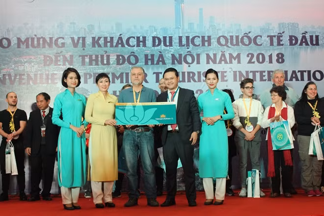 Vị khách quốc tế đầu tiên đến Hà Nội là ông Lebreton Didier (quốc tịch Pháp), đáp xuống sân bay Nội Bài lúc 06h00 trên chuyến bay VN18 hành trình Paris (Pháp) – Hà Nội.
