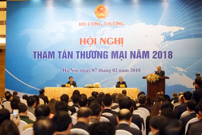 Thủ tướng cho biết, Chính phủ luôn lắng nghe ý kiến đóng góp của các thương vụ thông qua Bộ Công Thương, Bộ Ngoại giao và các bộ, ngành liên quan khác để xem “nước sở tại họ cần gì, loại sản phẩm nào, tiêu chuẩn làm sao…” để chúng ta có thị trường ổn định cho các sản phẩm Việt Nam có thế mạnh, lợi thế so sánh.