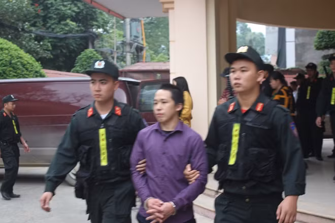 Lực lượng Hỗ trợ tư pháp Công an tỉnh áp giải bị cáo Vàng A Khua lĩnh án tử hình về tội mua bán trái phép chất ma túy.