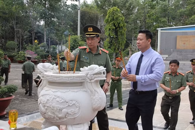 Thứ trưởng Lê Tấn Tới cùng đồng chí Nguyễn Thanh Ngọc, Chủ tịch UBND tỉnh Tây Ninh thắp hương tưởng niệm tại tượng đài đồng chí Phạm Hùng.